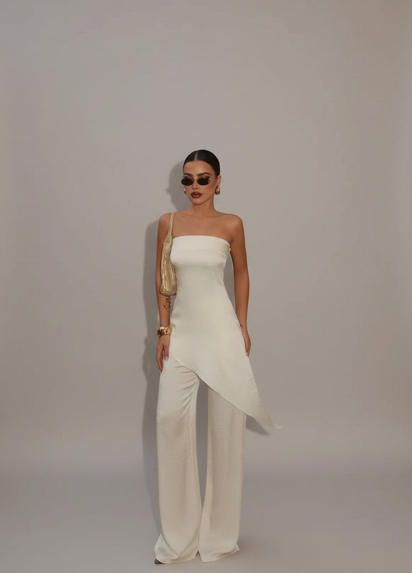 Set coordinato elegante da donna in raso, con vestibilità raffinata e tessuto fresco, dalla collezione primavera estate 2026.