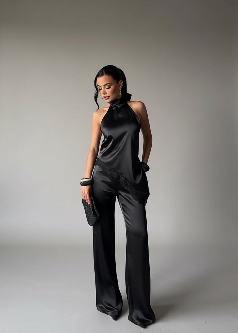 Set elegante da donna in seta con dettagli in pizzo e schiena scoperta, composto da pantaloni e maglia morbida, perfetto per un look raffinato e ideale anche per eventi e cerimonie.